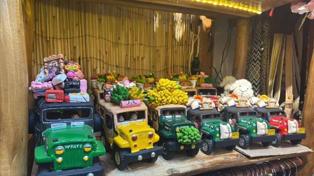 Colección de artesanías de Jeep Willys (Yipaos) cargados con café, bananos y productos típicos, souvenir popular de Salento, Quindío.