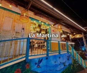 Interior moderno y elegante del restaurante La Martina Salento, ideal para una cena íntima con cocina de autor y música en vivo en el Quindío.