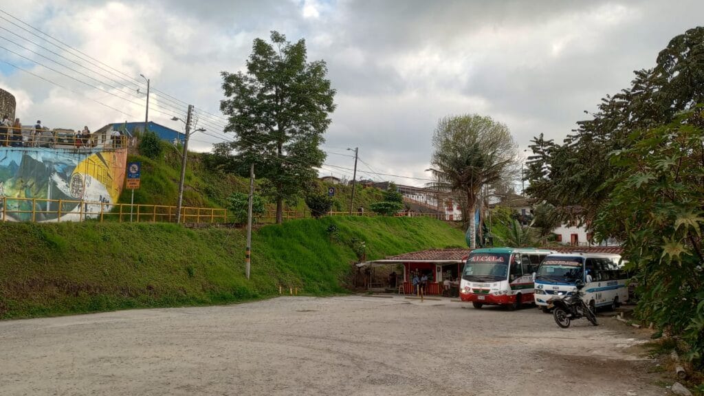 Paradero de buses de Salento, Quindío, con buses de las empresas Expreso Alcalá y Cootracir, principal punto de llegada y salida para viajeros del Eje Cafetero.