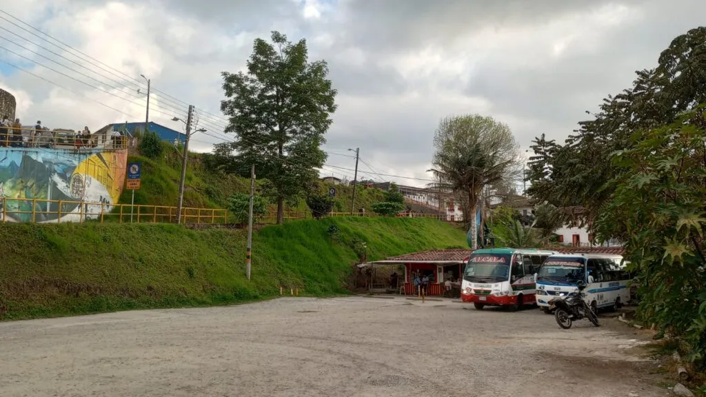 Paradero de buses de Salento, Quindío, con buses de las empresas Expreso Alcalá y Cootracir, principal punto de llegada y salida para viajeros del Eje Cafetero.
