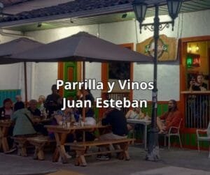 Interior del restaurante Parrilla y Vinos Juan Esteban con estantería de vinos y decoración moderna, especializado en cortes de carne premium en Salento, Quindío.