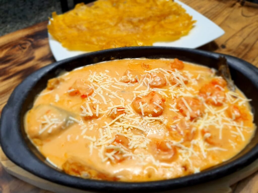 Trucha gratinada con camarones en salsa , servida en cazuela de barro, acompañada de patacón en Salento, Quindío.